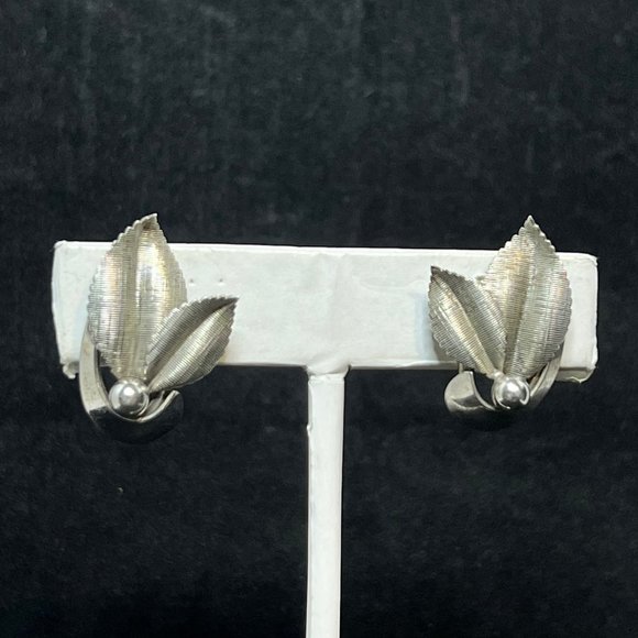 Vintage A & Z Chain Co Sterling Silver Leaf Screw Back Earrings Signed (3513) - Picture 1 of 5